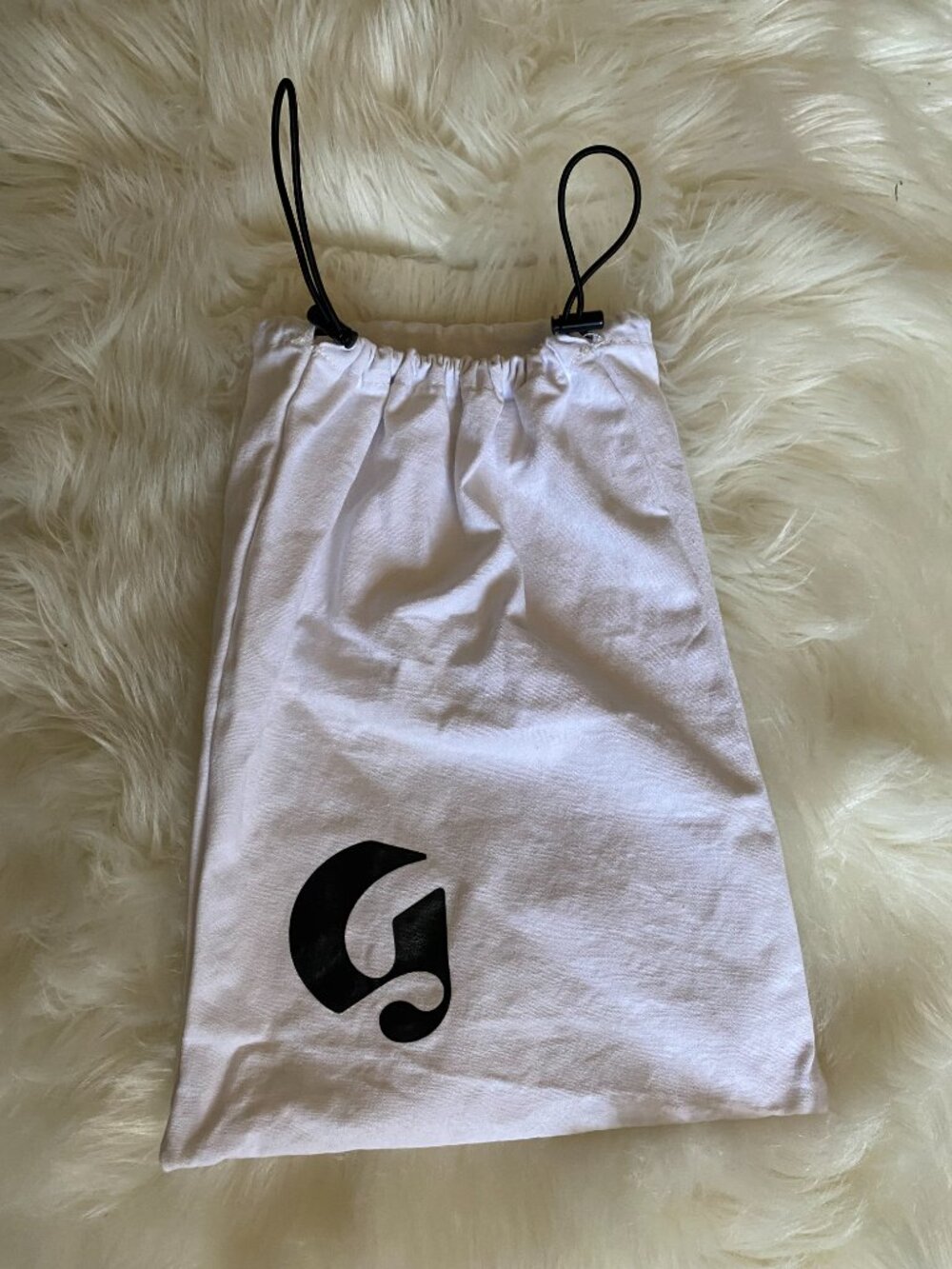 Dust bag glossier